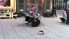 Un artiste de la batterie