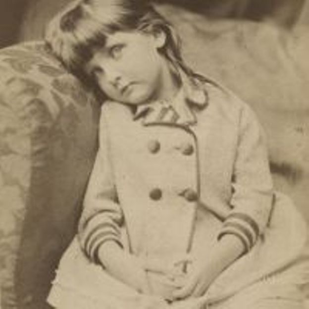 Xie Kitchin assise sur le sofa