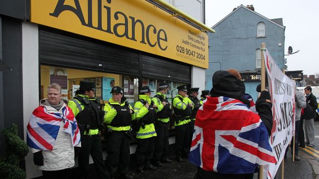Des loyalistes manifestant à Belfast devant les forces de l'ordre le 10 janvier.