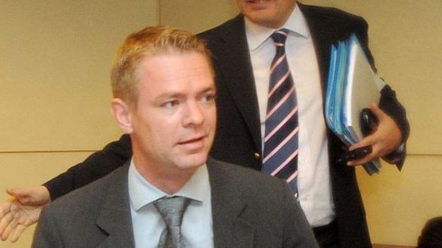 Didier Reynders (dr.) pense que son collègue Hendrik Bogaert (g.) baisse un peu vite les bras en estimant impossible de réduire l'emploi public.