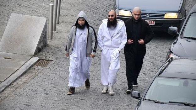 Fouad Belkacem (au centre), porte-parole de Sharia4Belgium, déjà poursuivi par la justice pour incitation à la haine
