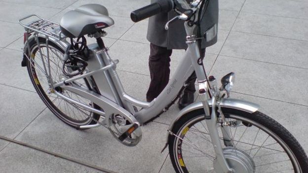 Huit navetteurs viennent de recevoir en prêt gratuit pour un an des vélos à assistance électrique (illustration).