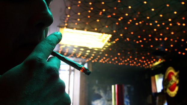 Dès mardi, la consommation de cannabis dans les coffee-shops hollandais sera interdite aux Belges.