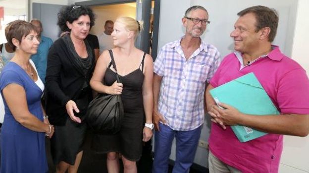 Les parents des victimes à la sortie de la réunion avec la ministre A. Turtelboom