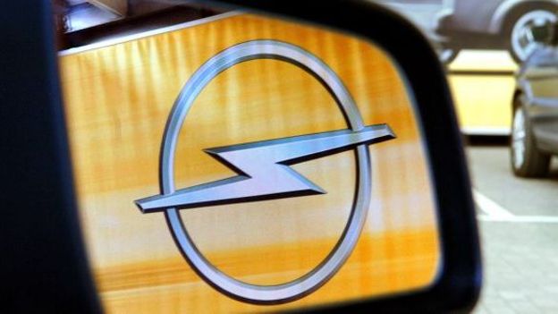 Sigle d'Opel dans un rétroviseur