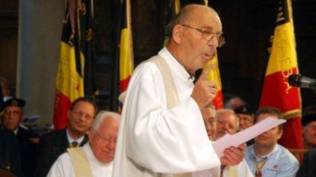 L'abbé Malherbe lors de la messe en wallon