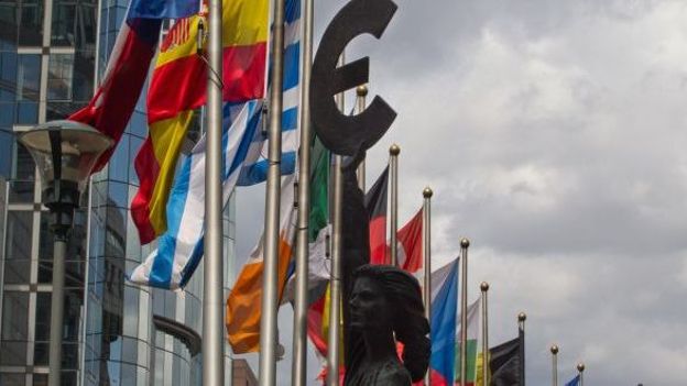 Drapeaux européens et symbole de l'euro