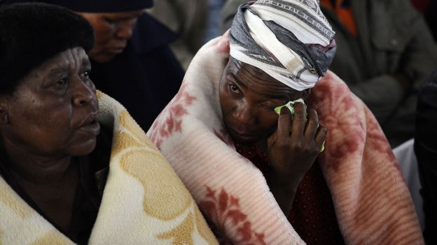 Une dame essuie ses larmes lors de l'hommage aux morts de Marikana
