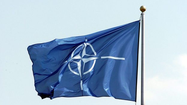 Le drapeau de l'Otan flottant devant le Shape à Casteau