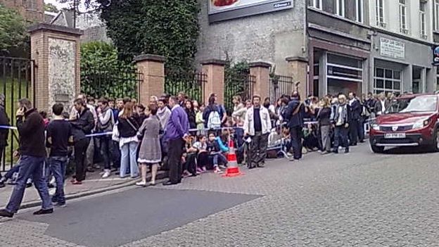 Armés de thermos, de couvertures et de beaucoup de patience, ils sont environ 200 à avoir campé toute la nuit devant l’Institut Marie Haps pour être sûrs d'être inscrits en septembre