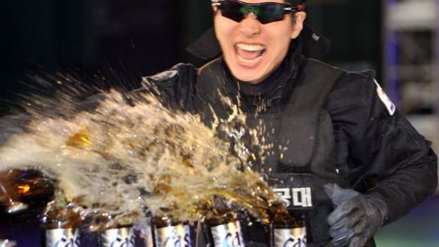 Un policier s'entraîne aux arts martiaux en brisant des bouteilles de bière