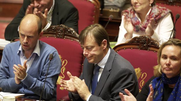 Bart De Wever applaudit