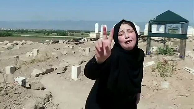 Illustration: une femme pleure la mort de son fils dans le village de Treimsa, dans la province de Hama - Syrie: une quarantaine de civils "massacrés" dans la province de Hama
