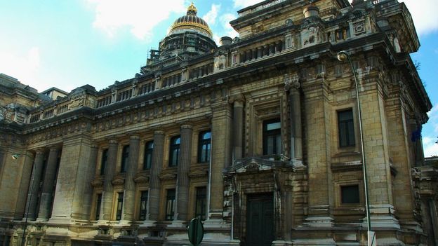 Après autopsie, le parquet de Bruxelles a placé les parents sous mandat d’arrêt.