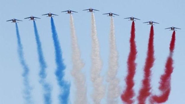 La patrouille de France survolant les Champs-Eysées, aujourd'hui