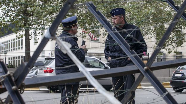 Six personnes voulaient manifester devant l'ambassade des États-Unis à Bruxelles et ont été arrêtées administrativement