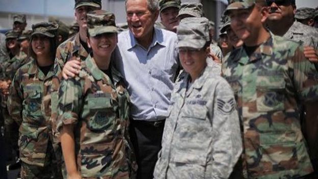 Des soldats de la base de Lackland lors d'une visite de George Bush, à l'époque président des Etats Unis, en 2008