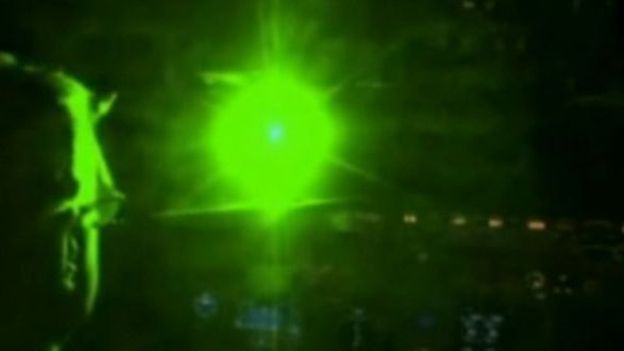 Les pilotes d'avion de plus en plus souvent aveuglés par des lasers 624_341_e6407fd390c7a42e845184de82f072e4-1341842709