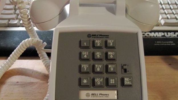 C'est ce que tentent de savoir ces anciens ouvriers et employées et leurs représentants syndicaux. Samedi, ils se sont retrouvés dans une salle, à quelques mètres de l'ancienne usine où ils assemblaient des postes téléphoniques. Sur 380 personnes occupées avant la fermeture, 78 ont été touchées par un cancer, 38 en sont mortes.