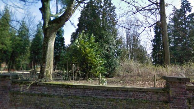 Suzanne et Thérèse, deux résidentes de la maison de retraite du quartier, ont proposé un système de marquage au sol jusqu'au parc afin de pouvoir retrouver leur chemin