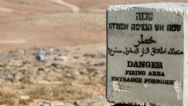 Un avis de danger sur un terrain de manoeuvres militaires israéliennes près d'un village palestinien