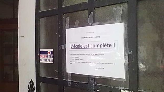 Dans une classe de première maternelle d'une école de Molenbeek, l'instituteur Monsieur Antoine doit à lui tout seul s'occuper de 27 enfants