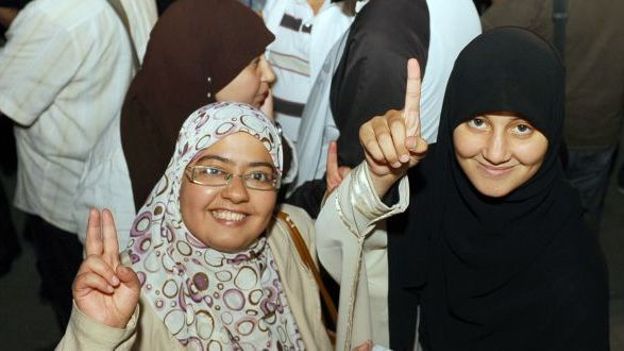 Des supportrices du parti Ennhada célèbrent la victoire