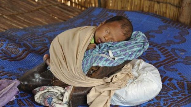 Un enfant dort dans un camp de réfugiés à 185 km au Nord de Ouagadougou