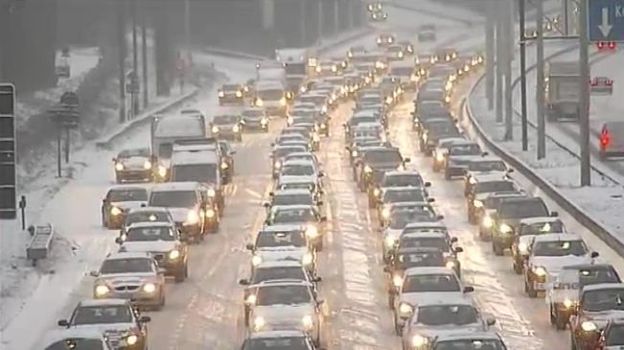 Des autoroutes saturées et sous la neige.
