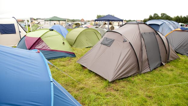 Certaines festivaliers préfèrent brûler leur tente plutôt que de la ramener chez eux