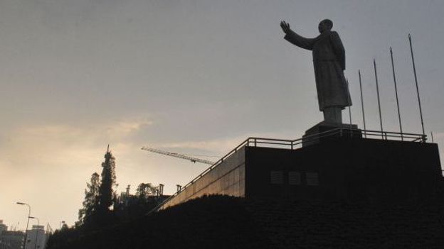 Statue monumentale de Mao-Tsé-Toung veillant sur la ville de Chengdu