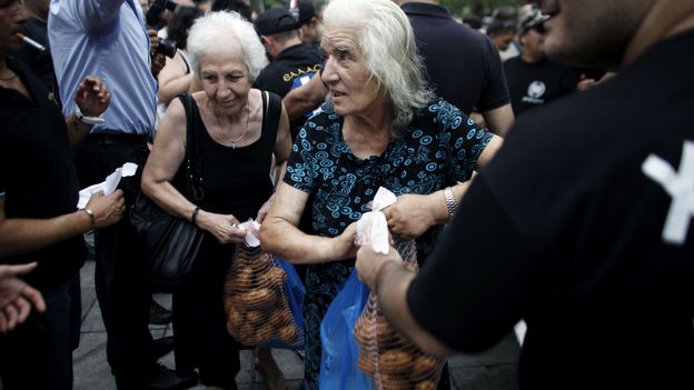 Les néo-nazis distribuent des vivres aux "vrais" Grecs touchés par la crise