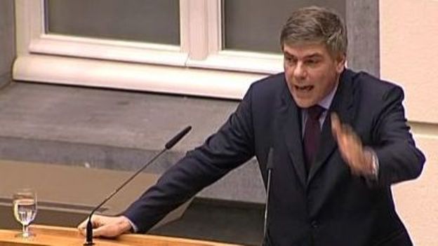 Des membres du Vlaams Belang intimident des enfants lors d'un BBQ halal à Schoten 