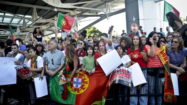 Bain de foule pour l'équipe du Portugal à son arrivée à Lisbonne