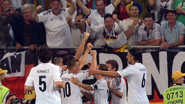 Mario Gomez fête son but avec ses équipiers Mario Gomez fête son but avec ses équipiers