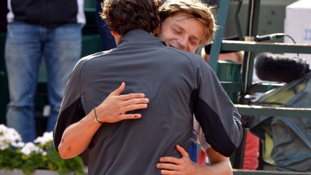 David Goffin dans les bras de Roger Federer David Goffin dans les bras de Roger Federer