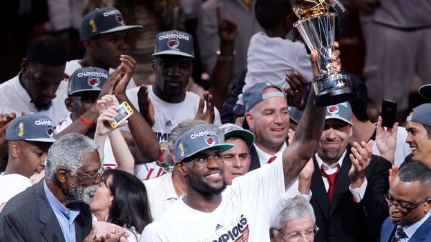 Lebron James avec le trophée de PVP de la finale NBA