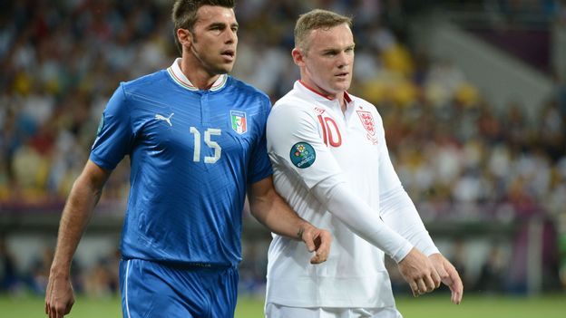 Andrea Barzagli à la lutte avec Wayne Rooney