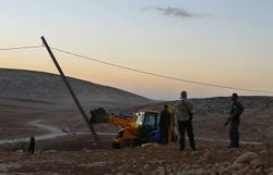 Les pelleteuses ont abattu 70 poteaux électriques alimentant le petit village de Khirbet Al Tawil.