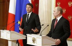 Le président russe Vladimir Putin (d) et le Premier ministre italien Matteo Renzi (g) au Kremlin à Moscou le 5 mars 2015