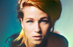 Vidéo: Selah Sue joue une nouvelle chanson dans le hall des départs à Zaventem