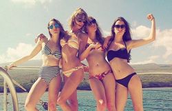 Jeans, Divergente, M83, Calvin Harris, Scarlett Johansson, Taylor Swift, Stromae: tout le monde s'arrache les soeurs HAIM