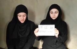 Les deux Italiennes Vanessa Marzullo et Greta Ramelli, disparues en Syrie, dans une capture d'Ã©cran d'une vidÃ©o postÃ©e sur la chaine "Islamic Sham" sur Youtube le 31 dÃ©cembre 2014