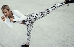 Pour une marque de chaussures de sport, Ellie Goulding fait du sport
