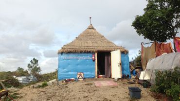 Alpha a construit sa "case" tout en bleu en référence aux chansons de Maxime Leforestier Alpha a construit sa "case" tout en bleu en référence aux chansons de Maxime Leforestier