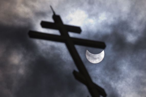 Vue sur l'éclipse depuis l'église St Nicholay à Sofia, Bulgarie