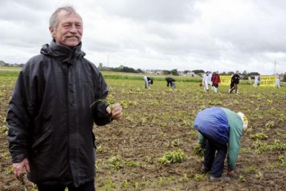 L'eurodÃ©putÃ© JosÃ© BovÃ© s'est fait une spÃ©cialitÃ© de l'arrachage des OGM, comme ici Ã  Roquettes, en France, le 2 mai 2014