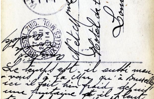 «Une pensée de Bruxelles».
Carte postale expédiée par “Louise et Anatole” depuis Bruxelles à Lombardsijde (Middelkerke) le 29 août 1914, le jour où se prennent les premières mesures de mobilisation partielle de l’armée belge (rappel des soldats des classes 1910, 1911 et 1912). On voit que même à Bruxelles, où les nouvelles circulent davantage, l’inquiétude n’a pas encore le dernier mot. Editeur inconnu. - Collection privée, Nicolas Mignon. ©