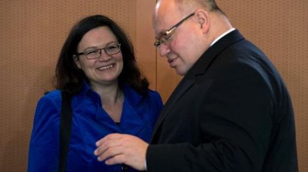 La ministre allemande du Travail Andrea Nahles (g) en discussion avec le directeur de la chancellerie, avant le conseil des ministres du 2 avril 2014 à Berlin