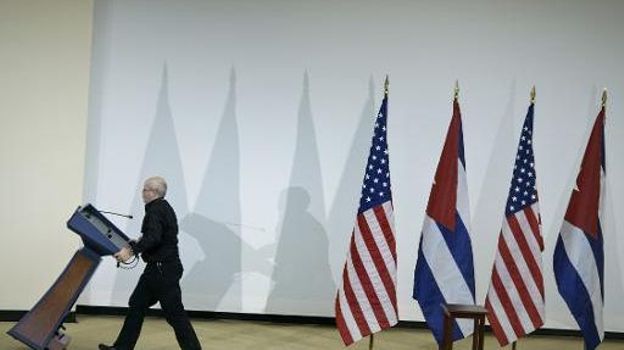 Des drapeaux américains et cubains après une conférence de presse sur le rapprochement entre les deux pays à Washington le 27 février 2015